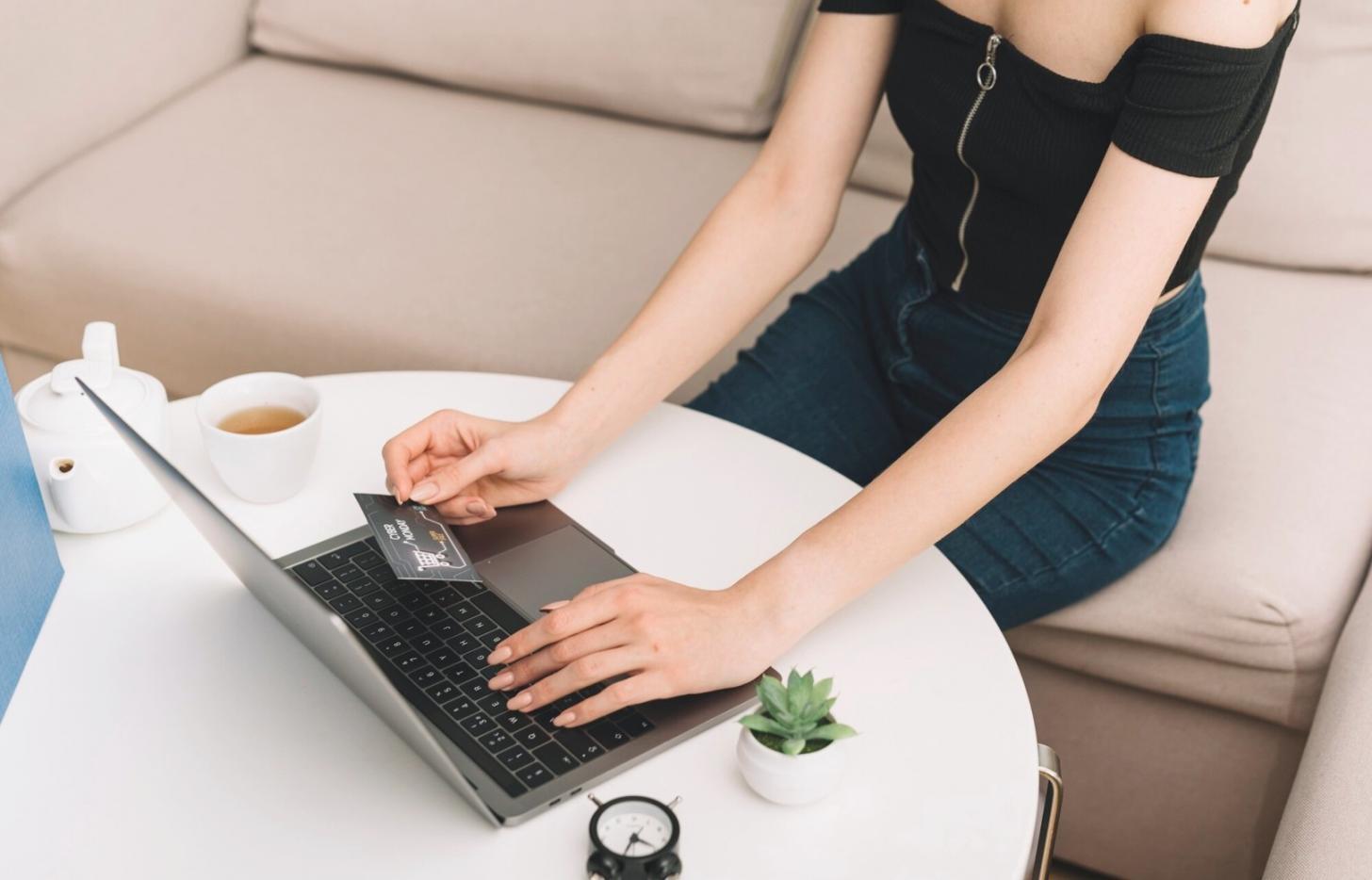 Espacio de trabajo organizado con herramientas de planificación financiera