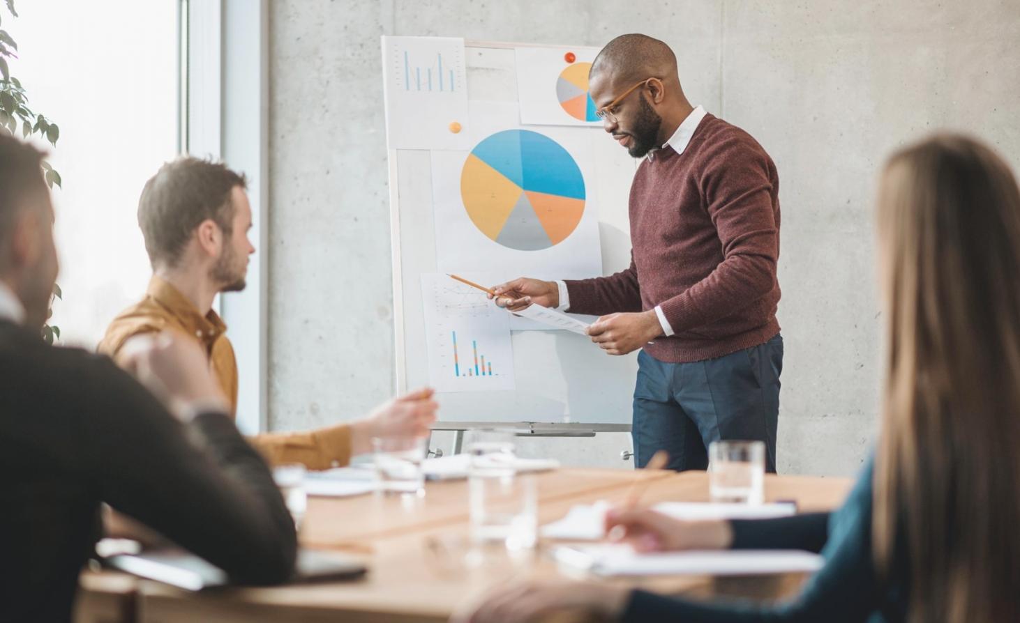 Espacio de trabajo organizado con ordenador y material educativo para gestión financiera
