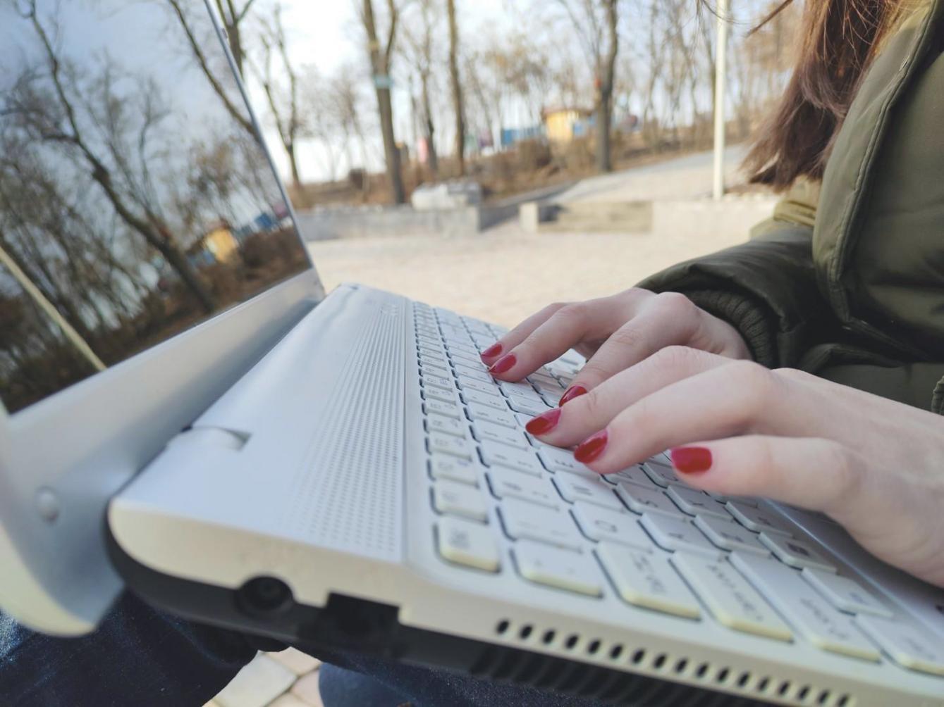 Espacio de trabajo moderno con herramientas financieras